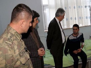 Hakkari Valisi yaralı askerleri ziyaret etti