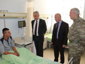 Vali toprak yaralı asker ve hastaları ziyaret etti