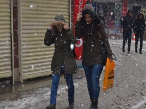 Yüksekova'da yağmur yerini kar yağışına bıraktı!