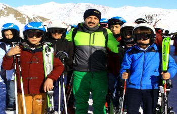 Vali Toprak: minik kayakçıları ziyaret etti!