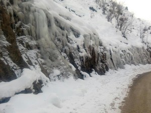 Hakkari'de kayalık alanlar buzla kaplandı!