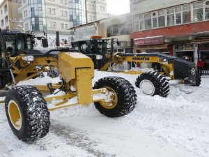 Yüksekova çarşısı kardan temizleniyor!