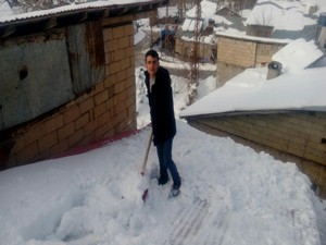 Çukurca’da çatılar kardan temizlenmeye başlandı