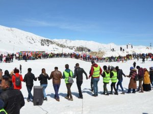 Hakkari'deki kar festivaline 3 bin kişi katıldı!