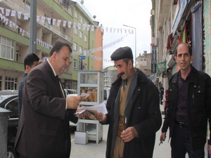 CHP Hakkari'de "Neden hayır" broşürü dagıttı
