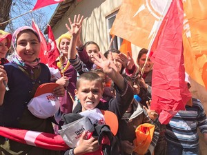 Özbek ve Algül'e sınırda Türk bayraklı coşkulu karşılama"