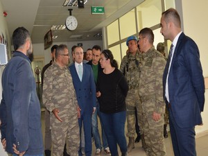 Tümen komutanı Çukurca'da hastaları ziyaret etti!