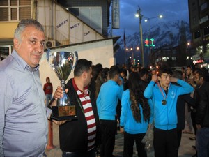 Türkiye şampiyonu ekip Hakkari’de  davul zurna ile karşılandı