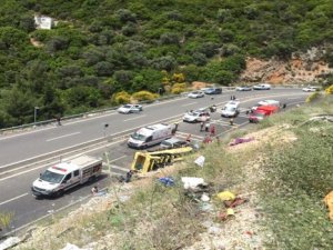 Tur Midibüsü uçuruma yuvarlandı: 20 Ölü, 11 yaralı