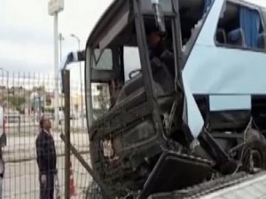 AK Partileri taşıyan otobüs kaza yaptı: 32 yaralı!