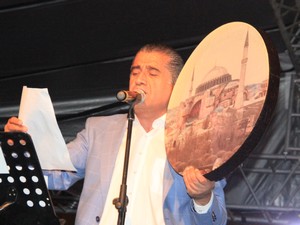 Türkücü Aydın Aydın Hakkari’de ilahi konseri verdi