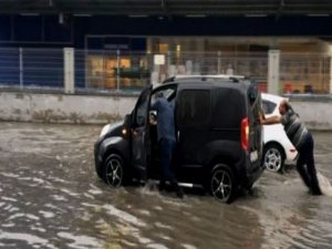 Şiddetli yağış İstanbul'da hayatı felç etti!