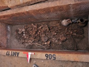 Balıkesir Edremit'te 2 bin 500 yıllık mezar açıldı