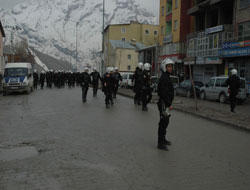 Polis BDP konvoyunu taşladı
