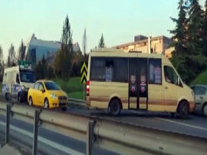Yolcu minibüsleri Basın Ekspres yolunu birbirine kattı