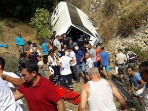 Tur otobüsü şarampole yuvarlandı: 2 ölü