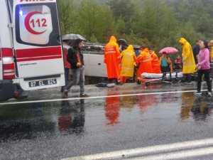 Tur otobüsü devrildi: 15 yaralı!