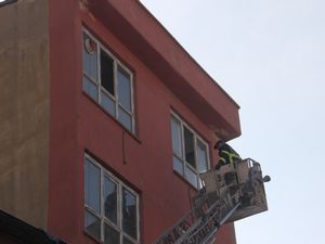 Hakkari’de 6 katlı binada çıkan yangın korkuttu