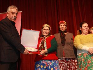 Arslanköy kadın tiyatro topluluğu Hakkari’de sahne aldı