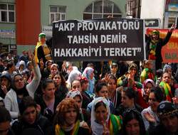 Hakkari anneleri AKP'ye Yürüdü