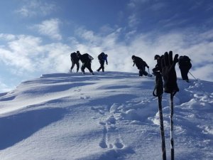 Hakkarili dağcılar yeni yılın ilk kış tırmanışını yaptı