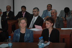 İL ÖZEL İDAREDE OTURMA EYLEMİ
