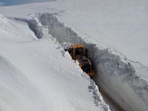 Hakkari’deki üs bölgelerde karla mücadele sürüyor