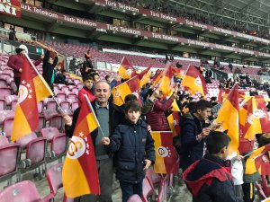 Hakkarili öğrenciler Galatasaray, Konyaspor maçını izledi