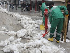 Hakkari belediyesi karla mücadele çalışması başlattı