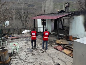 Hakkari Kızılay evleri yanan aileye sahip çıktı