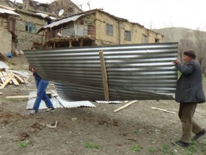 Hakkari'de şiddetli fırtına maddi hasara yol açtı