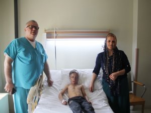 Yüzü yanan Yüksekova'lı çocuk ameliyat oldu!