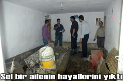 SEL BİR AİLEYİ AÇIKTA BIRAKTI