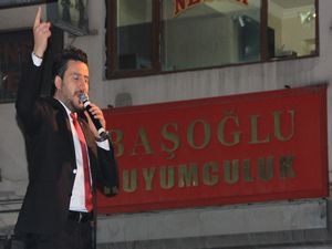 Sanatçı Kasım Alper Özdemir Hakkari’de konser verdi