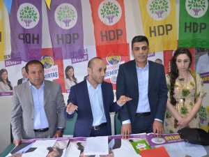 HDP Yüksekova’da seçim bürosunu ziyaret etti