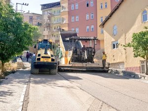 Hakkari’deki mahalleler asfalta kavuşuyor