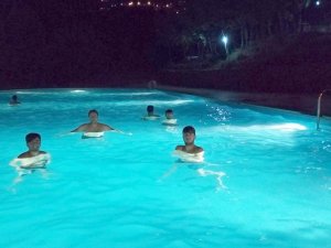 Çukurca’da gece yarısı havuz keyfi