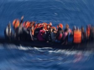 Mülteci gemisi battı: 19 ölü