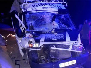 Minibüs ile kamyon çarpıştı: 15 yaralı