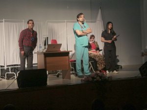 Sağlık çalışanlarından tiyatro etkinliği
