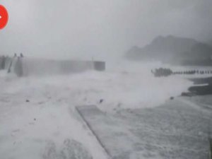 Korkutan tayfun, 300 uçuş iptal edildi