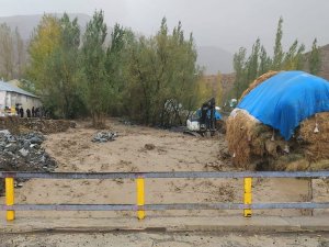 Yüksekova Adaklı köyü sel suları altında kaldı