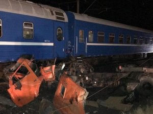 Tren kamyona çarptı: 20 yaralı