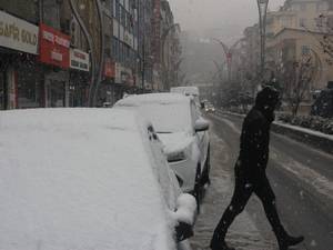 Hakkari kent merkezinde kar yağışı başladı