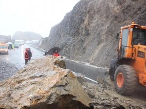 Hakkari’de dev kayalar yolu trafiğe kapattı