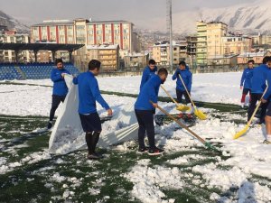 Futbol aşkına karla kaplı sahayı temizlediler