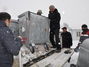Yüksekova Belediyesine çöp konteyneri desteği