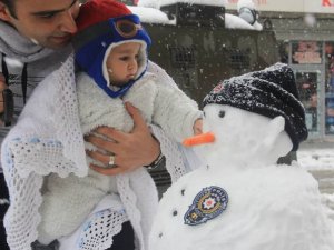 Hakkari'de kar yağışı hayatı olumsuz etkiledi