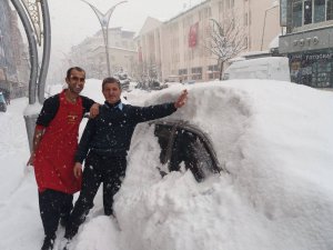 Hakkari’ye son 10 yılın en büyük kar yağışı yaşandı