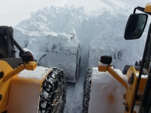 Karla mücadele ekibi yol açıyor 112 kurtarıyor